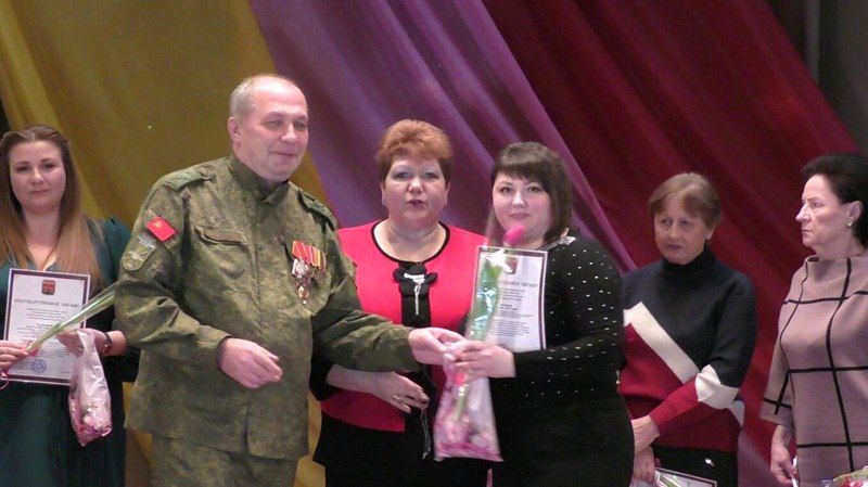 В Молодогвардейске замечательных женщин поздравили с наступающим праздником В Молодогвардейске замечательных женщин поздравили с наступающим праздником