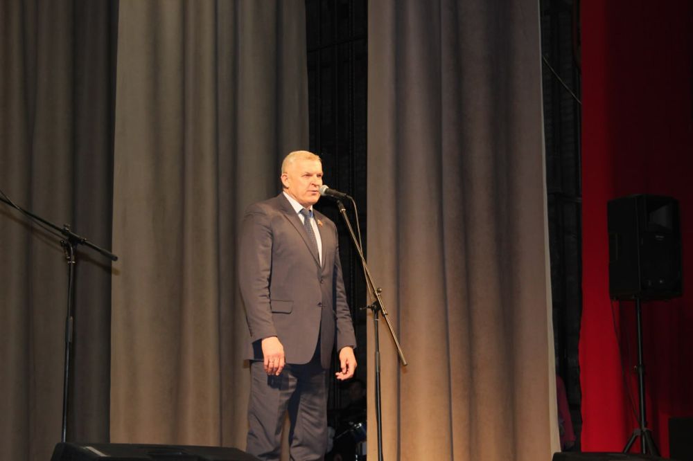 Сергей Козенко: 8 Сегодня, в преддверии Международного женского дня, в Краснодонском городском Дворце культуры имени «Молодой гвардии» состоялось яркое и запоминающееся мероприятие — праздничный концерт, посвященный 8 марта Сергей Козенко: 8 Сегодня, в преддверии Международного женского дня, в Краснодонском городском Дворце культуры имени «Молодой гвардии» состоялось яркое и запоминающееся мероприятие — праздничный концерт, посвященный 8 марта