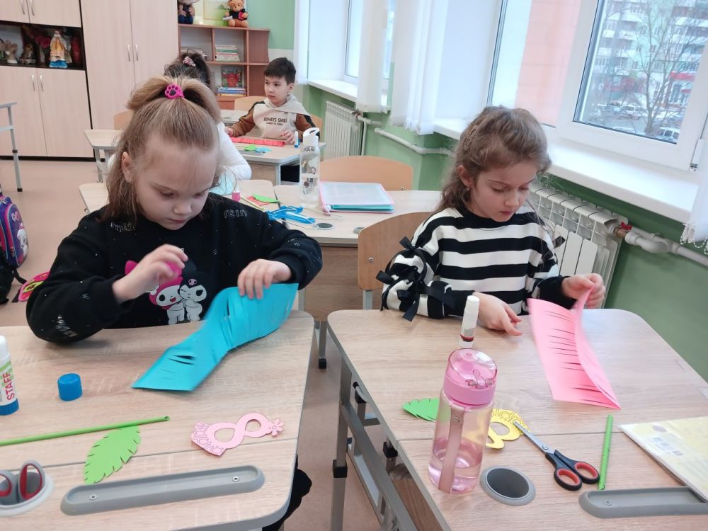 До Международного Женского праздника осталось всего несколько дней, а в детской библиотеке вовсю кипит работа До Международного Женского праздника осталось всего несколько дней, а в детской библиотеке вовсю кипит работа