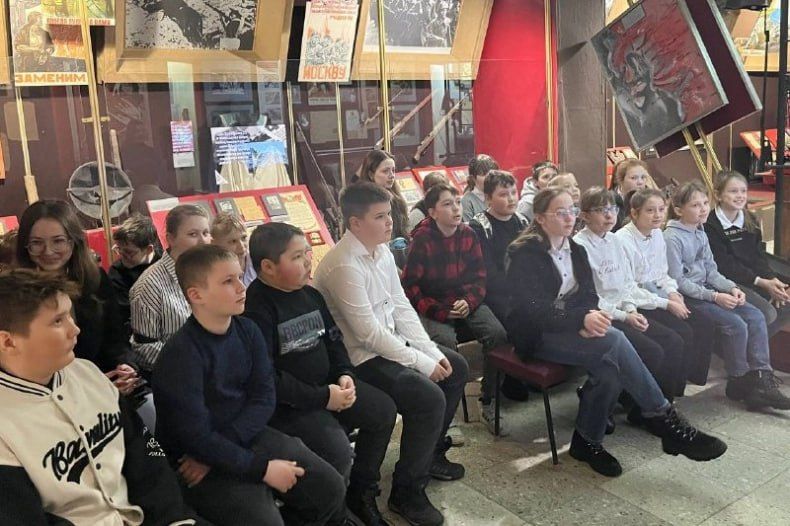 Интерактивное мероприятие «Рисуем карту города, родные улицы хранят память о подвиге» провели в Свердловском краеведческом музее Интерактивное мероприятие «Рисуем карту города, родные улицы хранят память о подвиге» провели в Свердловском краеведческом музее
