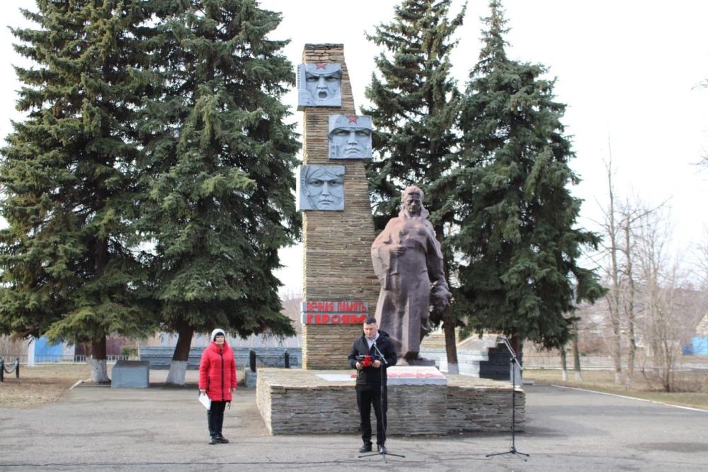 В Белокуракино состоялся митинг с возложением цветов к мемориалу «Скорбящая мать» в честь годовщины освобождения Белокуракинского муниципального округа от украинских вооруженных формирований В Белокуракино состоялся митинг с возложением цветов к мемориалу «Скорбящая мать» в честь годовщины освобождения Белокуракинского муниципального округа от украинских вооруженных формирований
