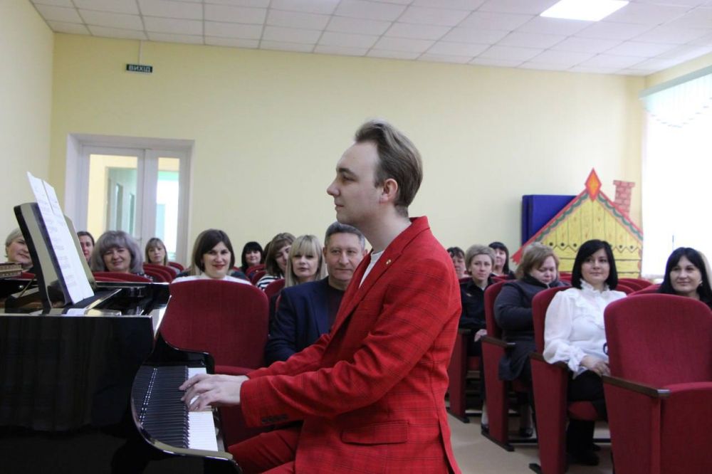 Олег Савченко: В преддверии Международного женского дня поздравил женщин- руководителей, которые осуществляют свою деятельность на территории Меловского муниципального округа Олег Савченко: В преддверии Международного женского дня поздравил женщин- руководителей, которые осуществляют свою деятельность на территории Меловского муниципального округа