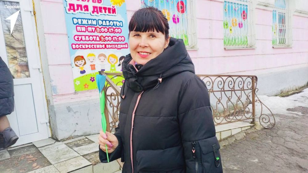 С любовью от Первых!. Активисты Движения с теплом поздравили жительниц города Ровеньки с наступающим Международным женским днём Ребята подарили женщинам бумажные сердца, которые могут преобразоваться в яркий цветок – Каждое... С любовью от Первых!. Активисты Движения с теплом поздравили жительниц города Ровеньки с наступающим Международным женским днём Ребята подарили женщинам бумажные сердца, которые могут преобразоваться в яркий цветок – Каждое...