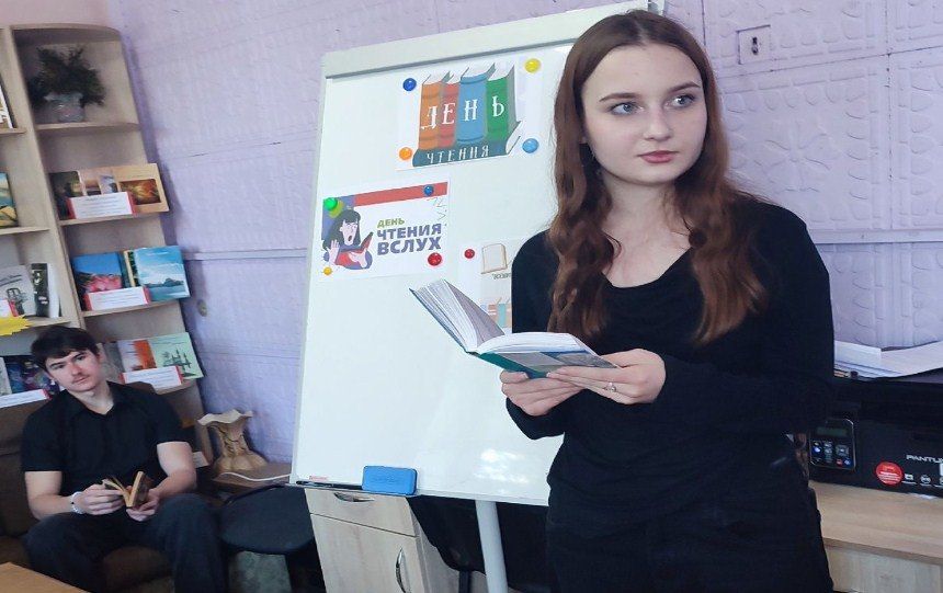 В Лутугинской центральной библиотеке в рамках Всемирного дня чтения вслух прошёл вечер поэтического настроения В Лутугинской центральной библиотеке в рамках Всемирного дня чтения вслух прошёл вечер поэтического настроения