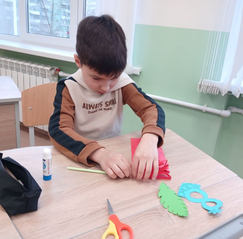 До Международного Женского праздника осталось всего несколько дней, а в детской библиотеке вовсю кипит работа До Международного Женского праздника осталось всего несколько дней, а в детской библиотеке вовсю кипит работа
