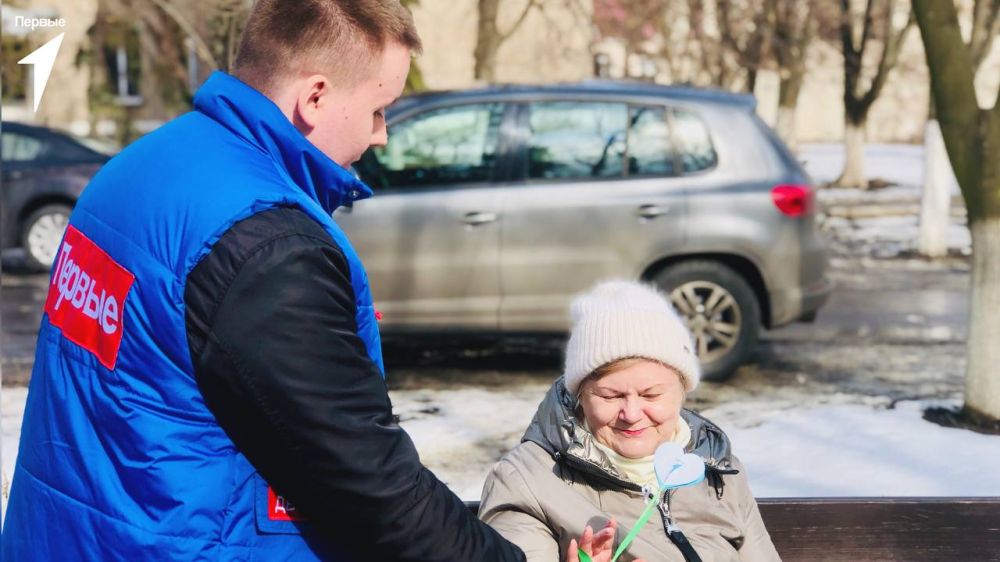 С любовью от Первых!. Активисты Движения с теплом поздравили жительниц города Ровеньки с наступающим Международным женским днём Ребята подарили женщинам бумажные сердца, которые могут преобразоваться в яркий цветок – Каждое... С любовью от Первых!. Активисты Движения с теплом поздравили жительниц города Ровеньки с наступающим Международным женским днём Ребята подарили женщинам бумажные сердца, которые могут преобразоваться в яркий цветок – Каждое...