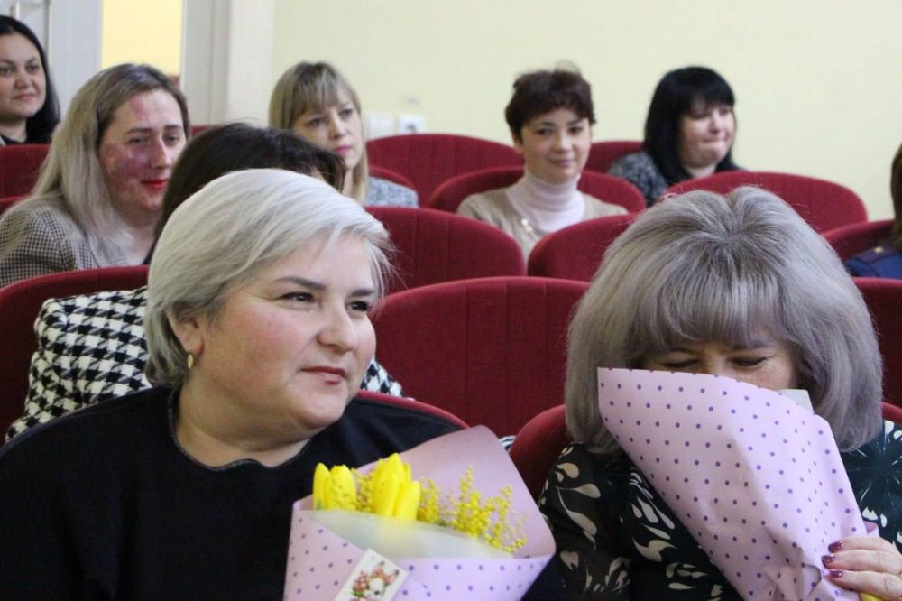 Олег Савченко: В преддверии Международного женского дня поздравил женщин- руководителей, которые осуществляют свою деятельность на территории Меловского муниципального округа Олег Савченко: В преддверии Международного женского дня поздравил женщин- руководителей, которые осуществляют свою деятельность на территории Меловского муниципального округа