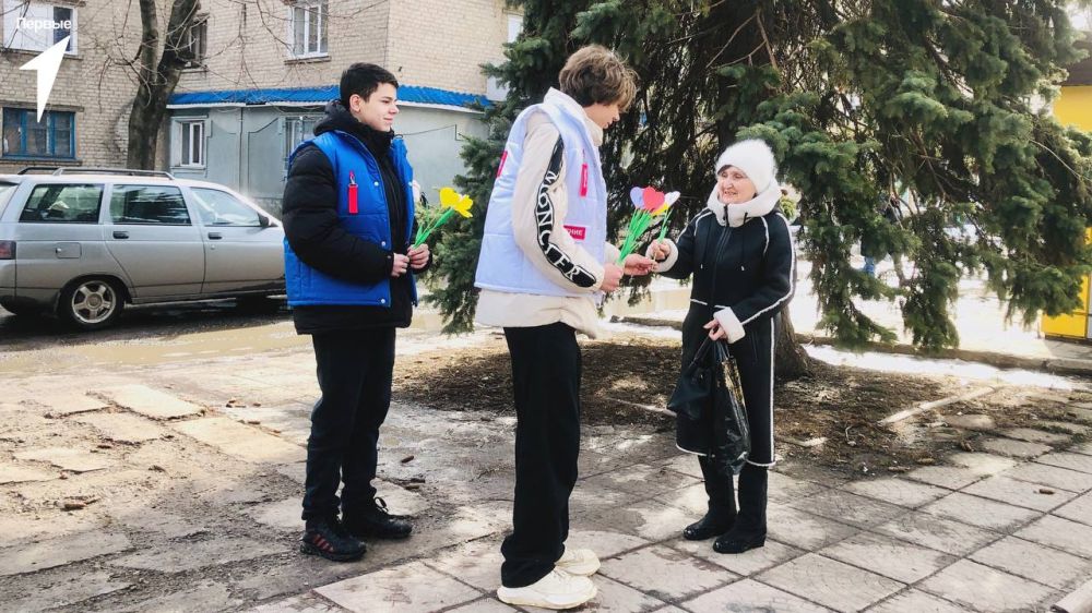 С любовью от Первых!. Активисты Движения с теплом поздравили жительниц города Ровеньки с наступающим Международным женским днём Ребята подарили женщинам бумажные сердца, которые могут преобразоваться в яркий цветок – Каждое... С любовью от Первых!. Активисты Движения с теплом поздравили жительниц города Ровеньки с наступающим Международным женским днём Ребята подарили женщинам бумажные сердца, которые могут преобразоваться в яркий цветок – Каждое...
