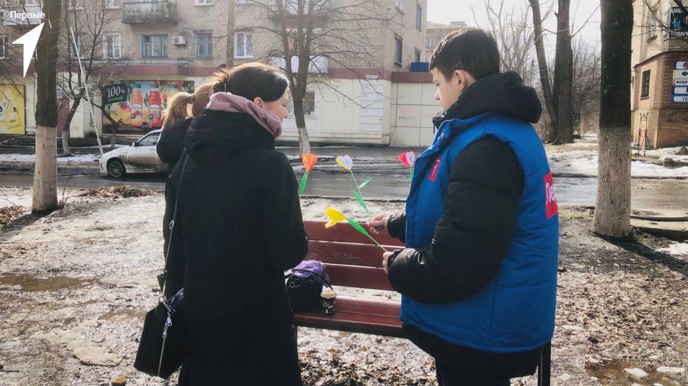 С любовью от Первых!. Активисты Движения с теплом поздравили жительниц города Ровеньки с наступающим Международным женским днём Ребята подарили женщинам бумажные сердца, которые могут преобразоваться в яркий цветок – Каждое... С любовью от Первых!. Активисты Движения с теплом поздравили жительниц города Ровеньки с наступающим Международным женским днём Ребята подарили женщинам бумажные сердца, которые могут преобразоваться в яркий цветок – Каждое...