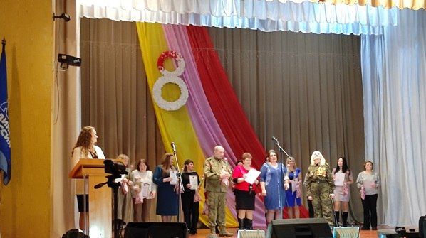 В Молодогвардейске замечательных женщин поздравили с наступающим праздником В Молодогвардейске замечательных женщин поздравили с наступающим праздником