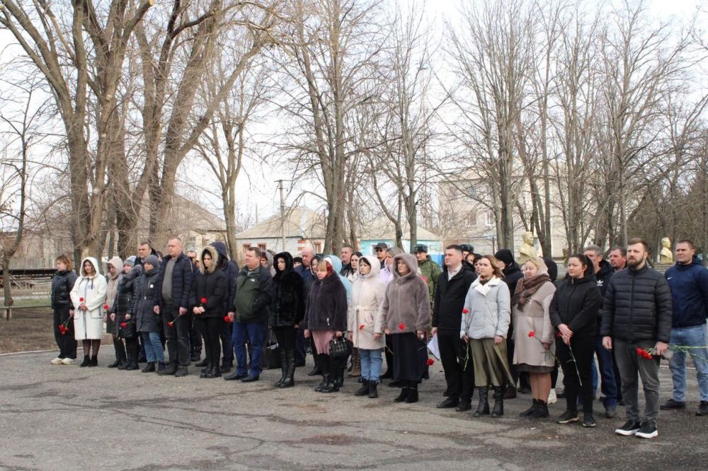 В Белокуракино состоялся митинг с возложением цветов к мемориалу «Скорбящая мать» в честь годовщины освобождения Белокуракинского муниципального округа от украинских вооруженных формирований В Белокуракино состоялся митинг с возложением цветов к мемориалу «Скорбящая мать» в честь годовщины освобождения Белокуракинского муниципального округа от украинских вооруженных формирований