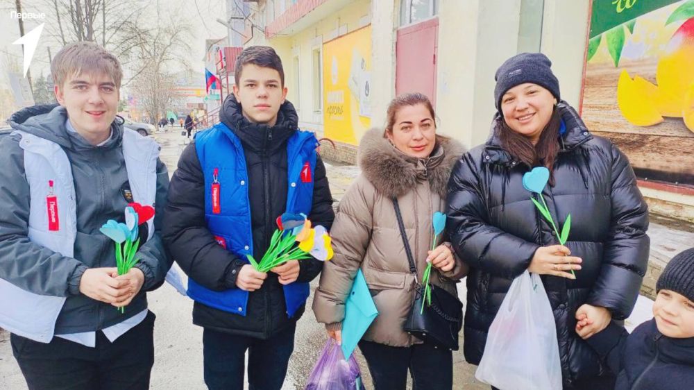 С любовью от Первых!. Активисты Движения с теплом поздравили жительниц города Ровеньки с наступающим Международным женским днём Ребята подарили женщинам бумажные сердца, которые могут преобразоваться в яркий цветок – Каждое... С любовью от Первых!. Активисты Движения с теплом поздравили жительниц города Ровеньки с наступающим Международным женским днём Ребята подарили женщинам бумажные сердца, которые могут преобразоваться в яркий цветок – Каждое...
