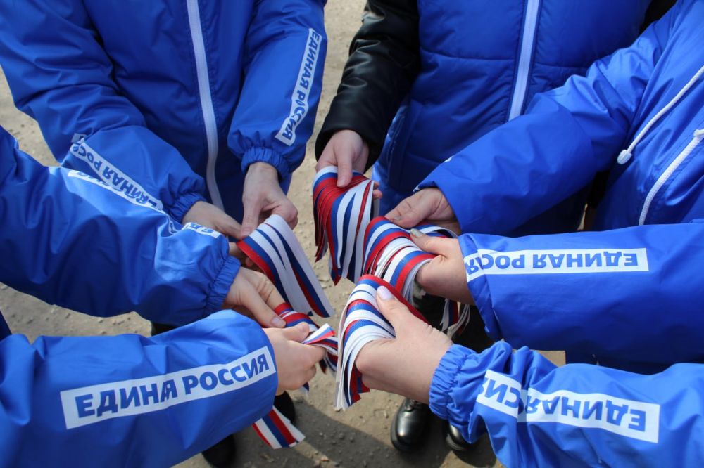 6 марта 2025 года активисты Новопсковского местного отделения Партии "Единая Россия" в рамках акции «Русская весна – начало пути домой», раздали ленточки триколоры на улицах Новопскова и поздравили жителей с единением 6 марта 2025 года активисты Новопсковского местного отделения Партии "Единая Россия" в рамках акции «Русская весна – начало пути домой», раздали ленточки триколоры на улицах Новопскова и поздравили жителей с единением