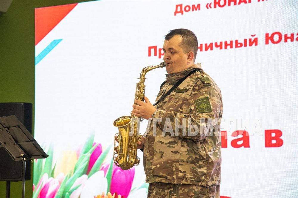 В Луганском Доме молодежи состоялся праздничный концерт, посвященный Международному женскому дню В Луганском Доме молодежи состоялся праздничный концерт, посвященный Международному женскому дню