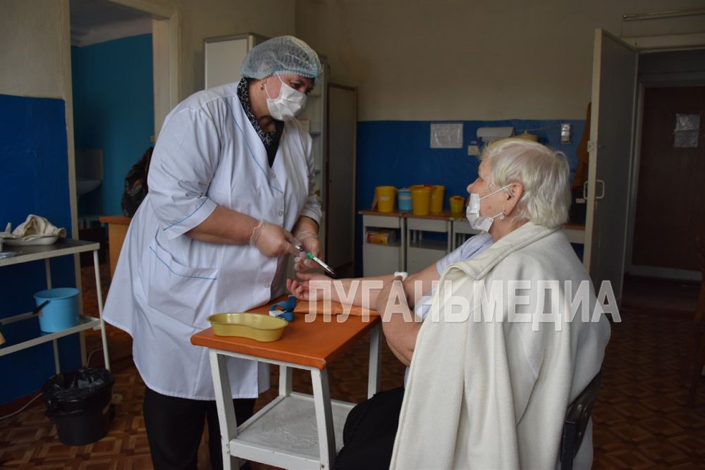 В рамках реализации национального проекта «Продолжительная и активная жизнь» медработниками Кировской центральной городской многопрофильной больницы проведен очередной выездной прием в пгт Донецком В рамках реализации национального проекта «Продолжительная и активная жизнь» медработниками Кировской центральной городской многопрофильной больницы проведен очередной выездной прием в пгт Донецком