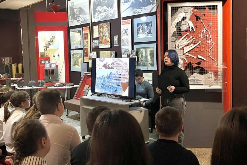 Интерактивное мероприятие «Рисуем карту города, родные улицы хранят память о подвиге» провели в Свердловском краеведческом музее Интерактивное мероприятие «Рисуем карту города, родные улицы хранят память о подвиге» провели в Свердловском краеведческом музее