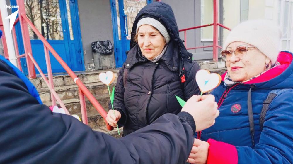 С любовью от Первых!. Активисты Движения с теплом поздравили жительниц города Ровеньки с наступающим Международным женским днём Ребята подарили женщинам бумажные сердца, которые могут преобразоваться в яркий цветок – Каждое... С любовью от Первых!. Активисты Движения с теплом поздравили жительниц города Ровеньки с наступающим Международным женским днём Ребята подарили женщинам бумажные сердца, которые могут преобразоваться в яркий цветок – Каждое...