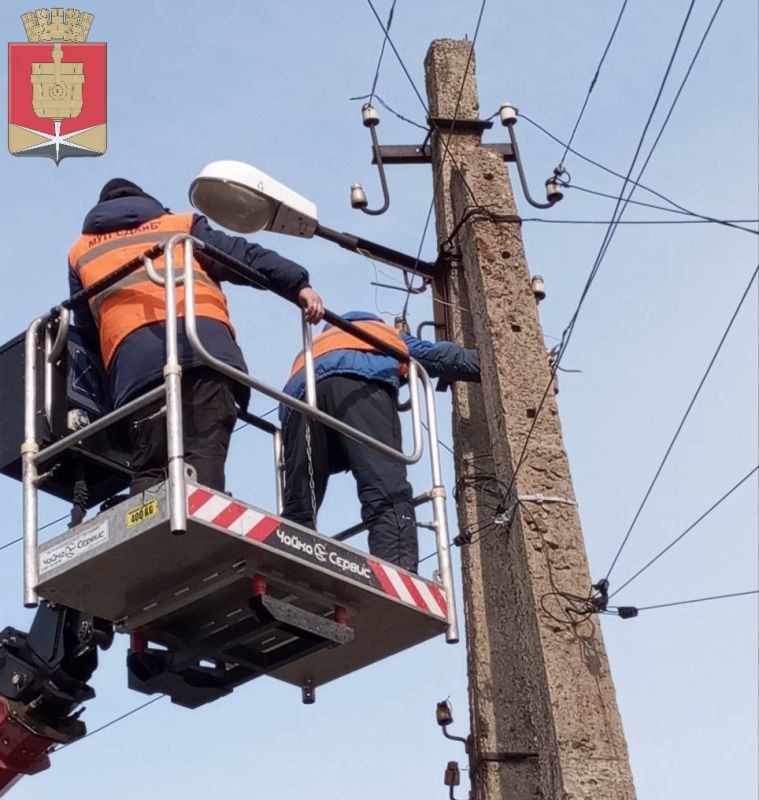 Коммунальные службы проводят работы на территории города Коммунальные службы проводят работы на территории города