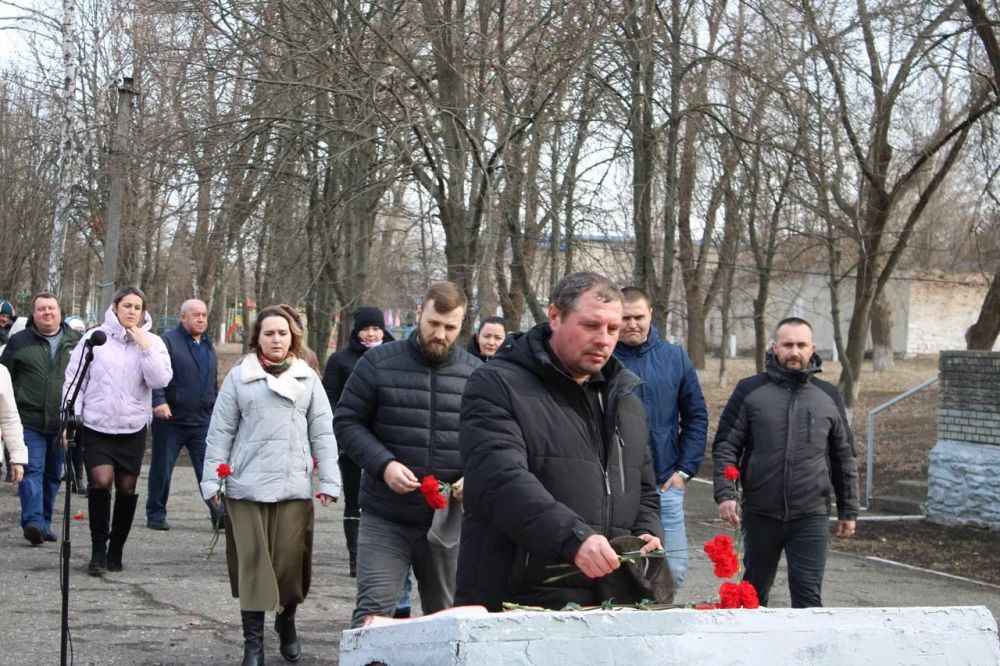 В Белокуракино состоялся митинг с возложением цветов к мемориалу «Скорбящая мать» в честь годовщины освобождения Белокуракинского муниципального округа от украинских вооруженных формирований В Белокуракино состоялся митинг с возложением цветов к мемориалу «Скорбящая мать» в честь годовщины освобождения Белокуракинского муниципального округа от украинских вооруженных формирований