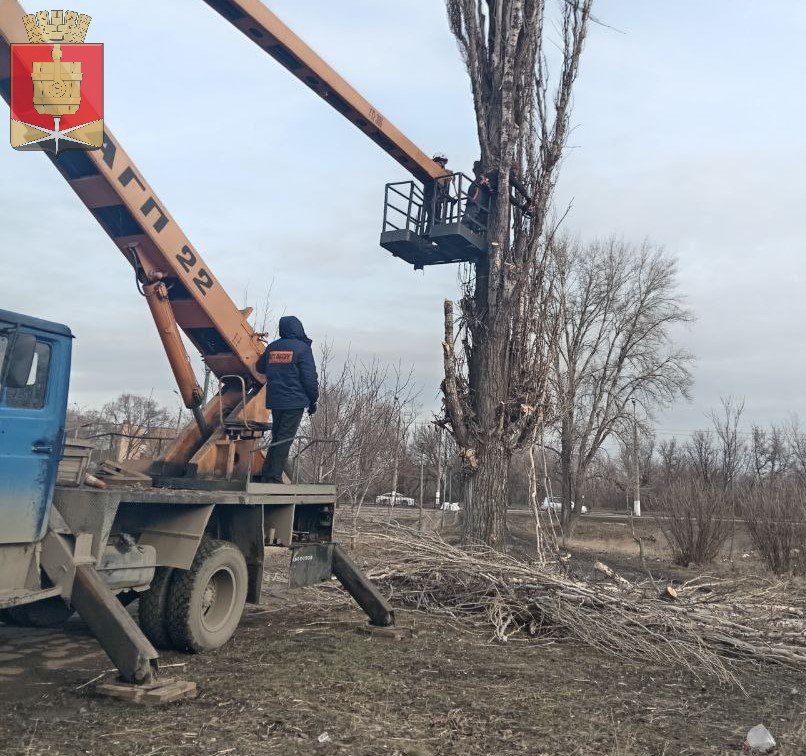 Коммунальные службы проводят работы на территории города Коммунальные службы проводят работы на территории города