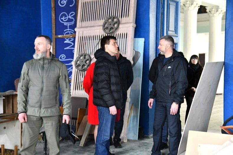 Губернатор Красноярского края посетил Комсомольскую СШ и поселковый клуб Губернатор Красноярского края посетил Комсомольскую СШ и поселковый клуб