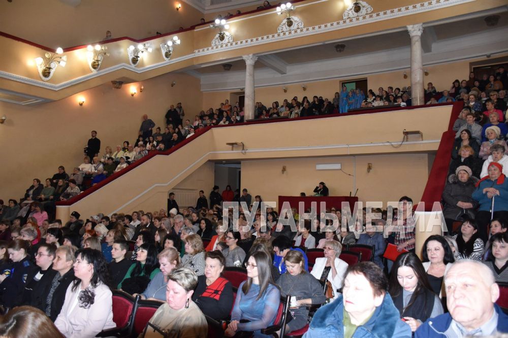 В Краснодоне отметили 8 Марта В Краснодоне отметили 8 Марта