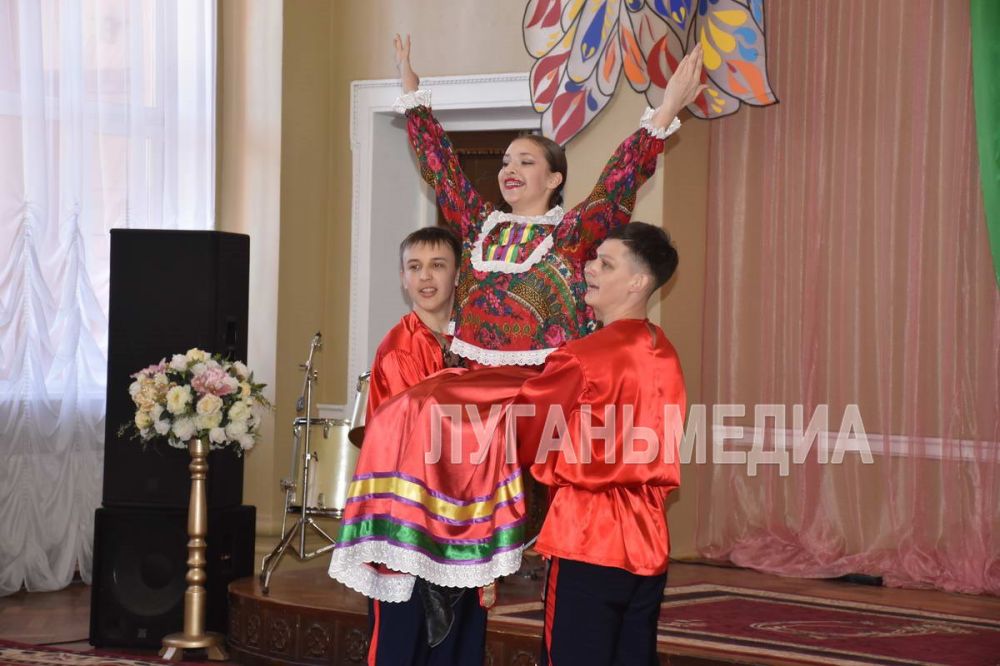 Яркий концерт к Международному женскому дню прошел в Дворце культуры им. Горького в Стаханове Яркий концерт к Международному женскому дню прошел в Дворце культуры им. Горького в Стаханове
