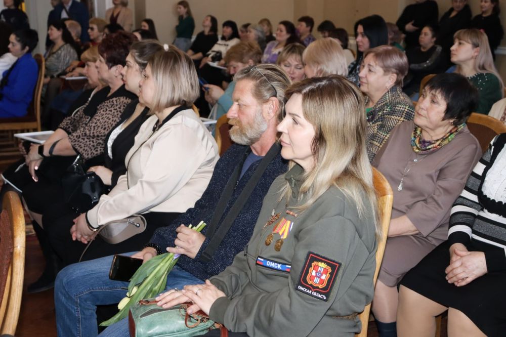Врип главы Стаханова Наталия Жулинская поздравила женщин с 8 Марта Врип главы Стаханова Наталия Жулинская поздравила женщин с 8 Марта