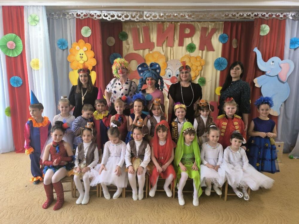 В Ясеновском детском саду «Родничок» побывали артисты цирка В Ясеновском детском саду «Родничок» побывали артисты цирка