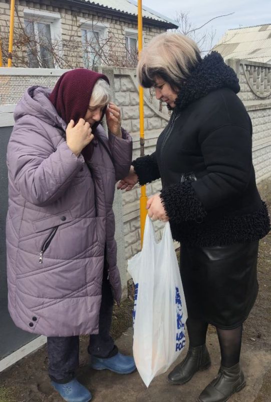 В преддверии Международного женского дня активисты местных отделений партии «Единая Россия» и Совета женщин Краснодонского муниципального округа Луганского РО «Союз женщин России» провели акцию в честь праздника В преддверии Международного женского дня активисты местных отделений партии «Единая Россия» и Совета женщин Краснодонского муниципального округа Луганского РО «Союз женщин России» провели акцию в честь праздника
