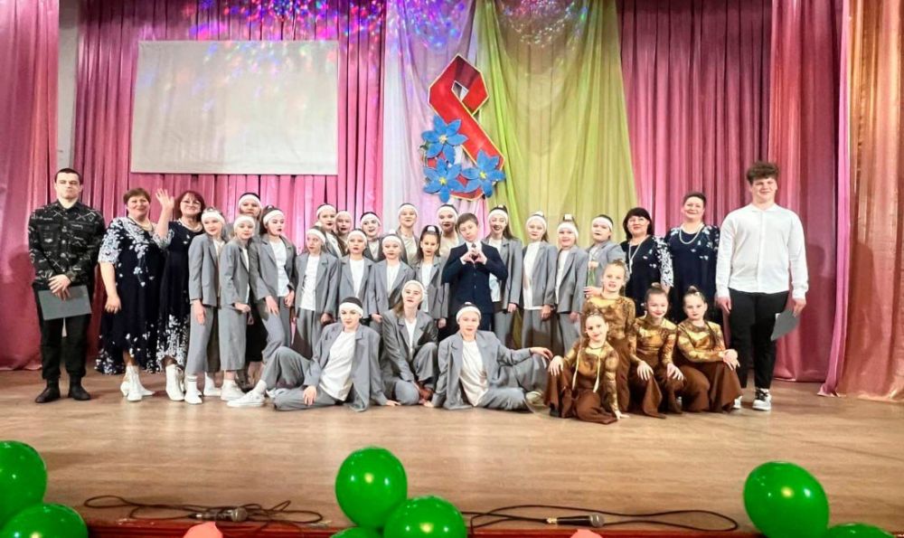 Во Дворце культуры им. Горького пгт Крепенский состоялся праздничный концерт, посвященный Международному женскому дню 8 марта «Букет прекрасных поздравлений» Во Дворце культуры им. Горького пгт Крепенский состоялся праздничный концерт, посвященный Международному женскому дню 8 марта «Букет прекрасных поздравлений»