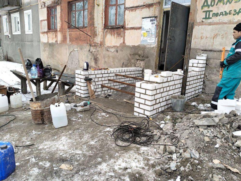 В доме на Известковой в Первомайске установили окна и заменили двери подъездов В доме на Известковой в Первомайске установили окна и заменили двери подъездов