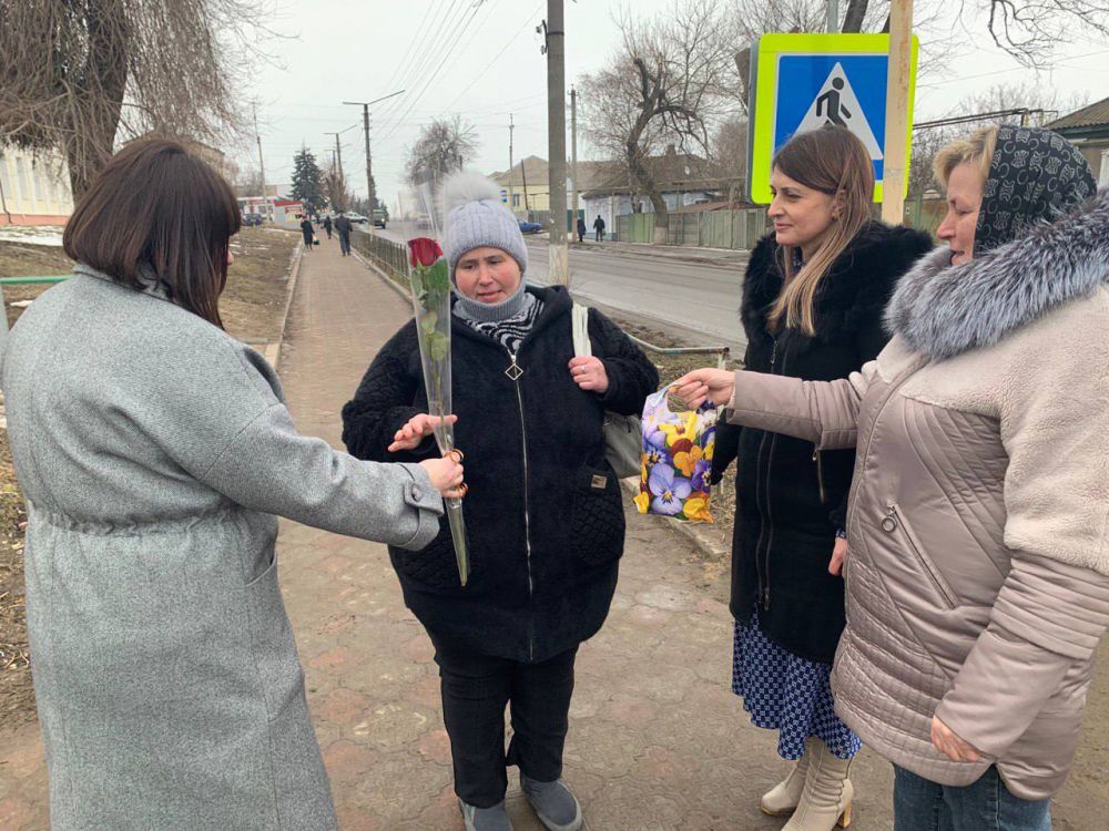В Беловодском муниципальном округе активистки Женского движения «Единой России» приняли участие в акции «Цветы для мам героев» В Беловодском муниципальном округе активистки Женского движения «Единой России» приняли участие в акции «Цветы для мам героев»