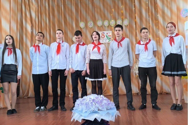 В Свердловской СШ №8 прошёл праздничный концерт, посвящённый 8 Марта В Свердловской СШ №8 прошёл праздничный концерт, посвящённый 8 Марта