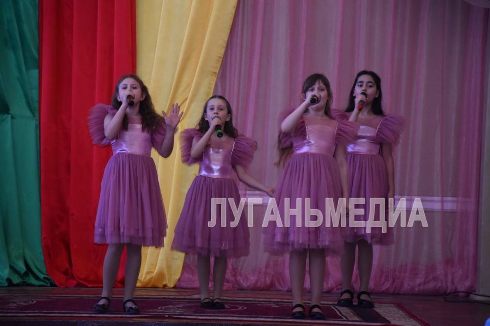 Яркий концерт к Международному женскому дню прошел в Дворце культуры им. Горького в Стаханове Яркий концерт к Международному женскому дню прошел в Дворце культуры им. Горького в Стаханове