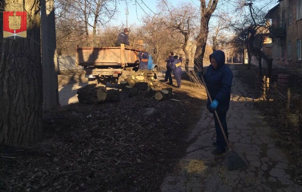 Коммунальные службы проводят работы на территории города Коммунальные службы проводят работы на территории города