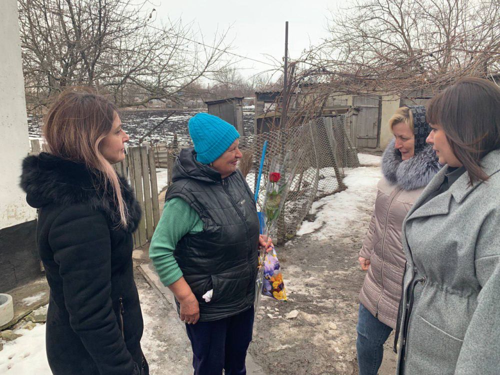 В Беловодском муниципальном округе активистки Женского движения «Единой России» приняли участие в акции «Цветы для мам героев» В Беловодском муниципальном округе активистки Женского движения «Единой России» приняли участие в акции «Цветы для мам героев»