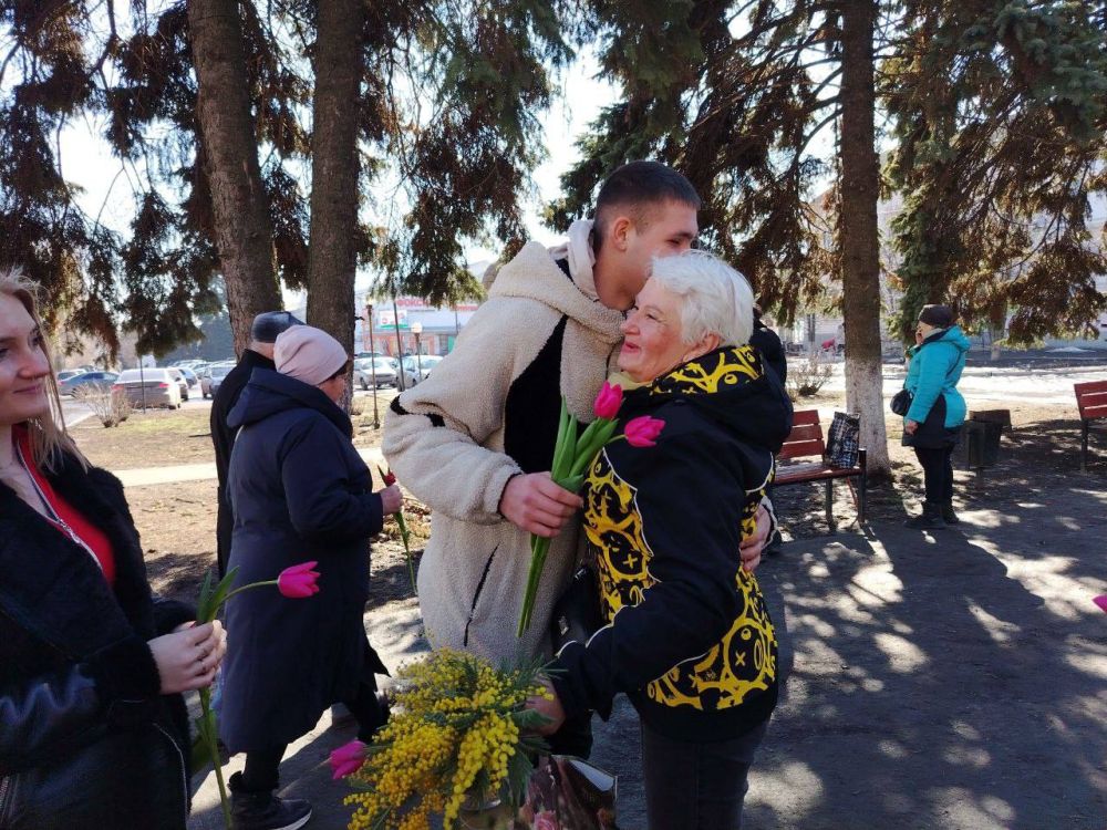 Члены Молодёжного совета при Администрации города Ровеньки поздравили жительниц нашего города с наступающим Международным женским днём Члены Молодёжного совета при Администрации города Ровеньки поздравили жительниц нашего города с наступающим Международным женским днём