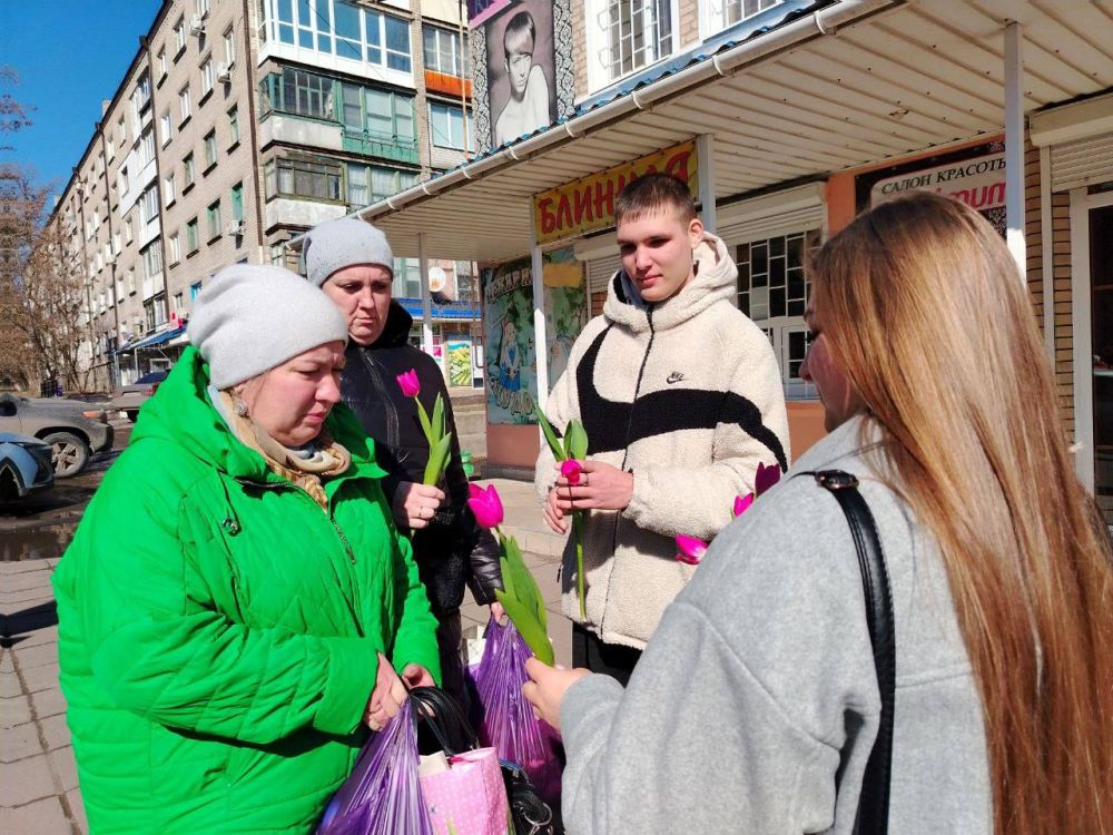 Члены Молодёжного совета при Администрации города Ровеньки поздравили жительниц нашего города с наступающим Международным женским днём Члены Молодёжного совета при Администрации города Ровеньки поздравили жительниц нашего города с наступающим Международным женским днём