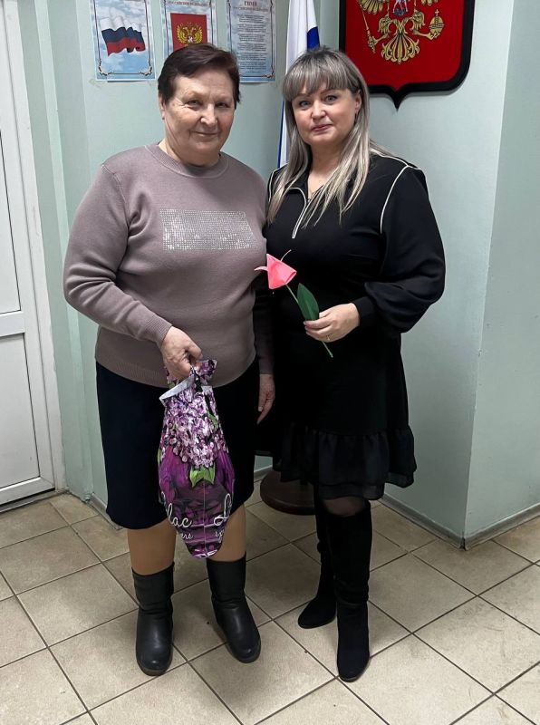 В преддверии Международного женского дня активисты местных отделений партии «Единая Россия» и Совета женщин Краснодонского муниципального округа Луганского РО «Союз женщин России» провели акцию в честь праздника В преддверии Международного женского дня активисты местных отделений партии «Единая Россия» и Совета женщин Краснодонского муниципального округа Луганского РО «Союз женщин России» провели акцию в честь праздника