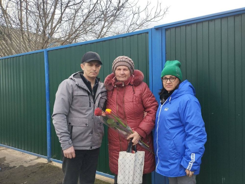 В Беловодском муниципальном округе активистки Женского движения «Единой России» приняли участие в акции «Цветы для мам героев» В Беловодском муниципальном округе активистки Женского движения «Единой России» приняли участие в акции «Цветы для мам героев»