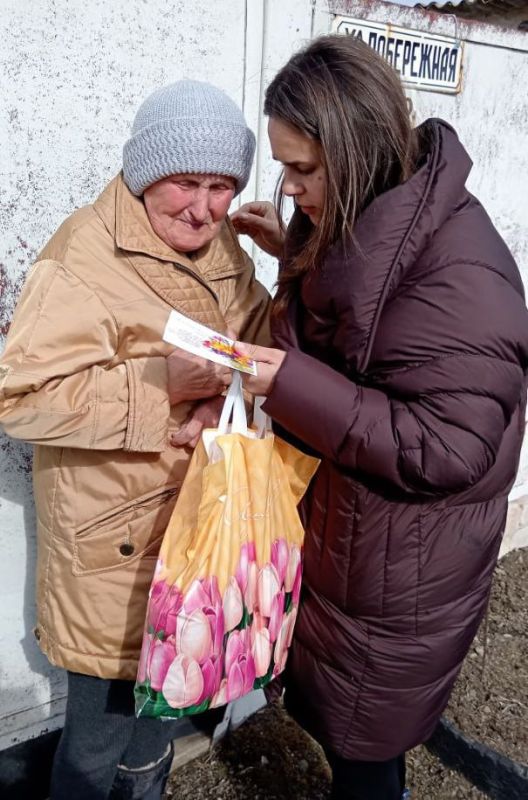 В преддверии Международного женского дня, начальник ОПЖ пгт Новосветловка, с. Белоскелеватое, с. Пархоменко, п. Хящеватое и секретарь первичного местного отделения ВПП "Единая Россия" Наталья Толощук вместе с сотрудниками... В преддверии Международного женского дня, начальник ОПЖ пгт Новосветловка, с. Белоскелеватое, с. Пархоменко, п. Хящеватое и секретарь первичного местного отделения ВПП "Единая Россия" Наталья Толощук вместе с сотрудниками...