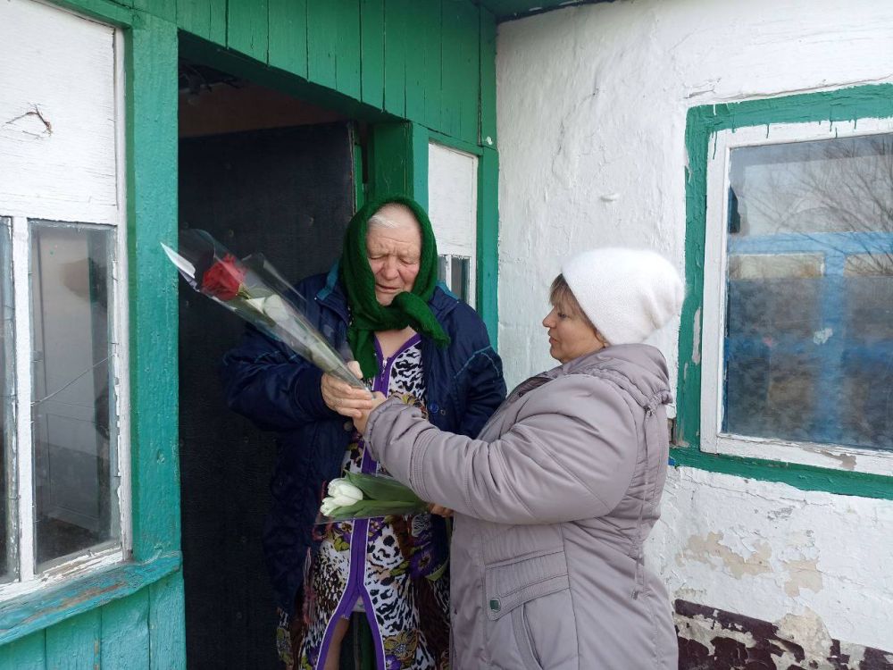 В Беловодском муниципальном округе активистки Женского движения «Единой России» приняли участие в акции «Цветы для мам героев» В Беловодском муниципальном округе активистки Женского движения «Единой России» приняли участие в акции «Цветы для мам героев»