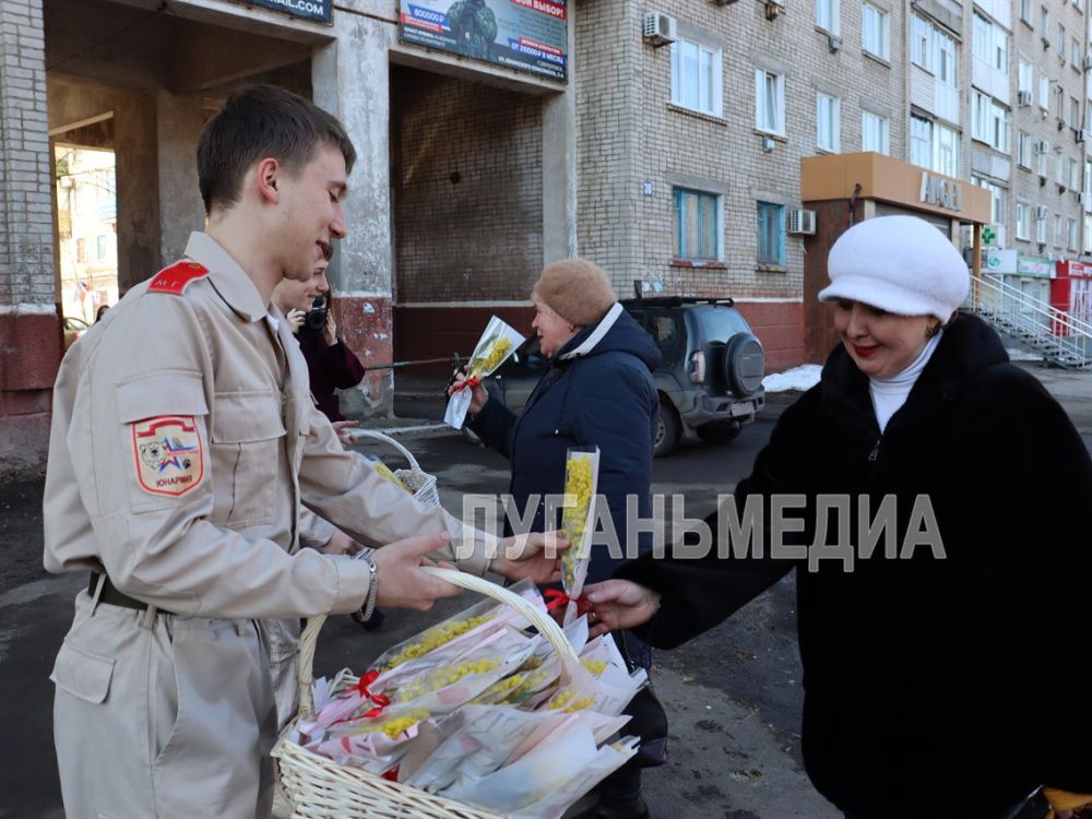 Накануне Международного женского дня свердловская молодежь вышла на улицы города, чтобы поздравить землячек с наступающим праздником Накануне Международного женского дня свердловская молодежь вышла на улицы города, чтобы поздравить землячек с наступающим праздником