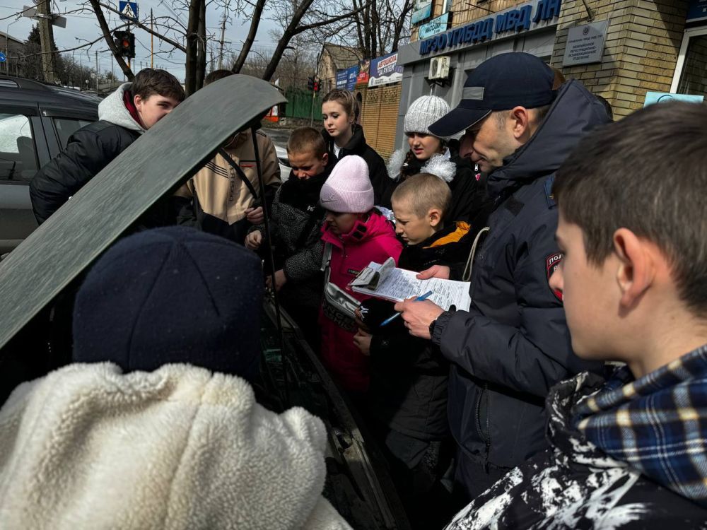 Андрей Рубанцов: Чтобы познакомить юных ровенчан с особенностями службы Госавтоинспекции, начальник ОГИБДД ОМВД России «Ровеньковский» Друпов Максим организовал познавательную экскурсию для отряда ЮИД «Зелёный свет»... Андрей Рубанцов: Чтобы познакомить юных ровенчан с особенностями службы Госавтоинспекции, начальник ОГИБДД ОМВД России «Ровеньковский» Друпов Максим организовал познавательную экскурсию для отряда ЮИД «Зелёный свет»...