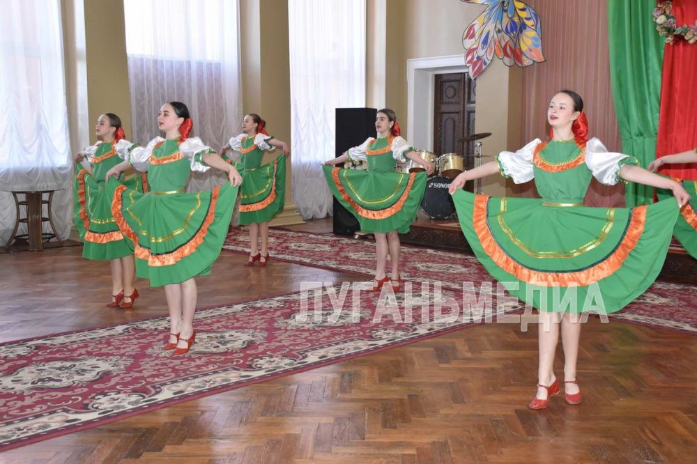 Яркий концерт к Международному женскому дню прошел в Дворце культуры им. Горького в Стаханове Яркий концерт к Международному женскому дню прошел в Дворце культуры им. Горького в Стаханове