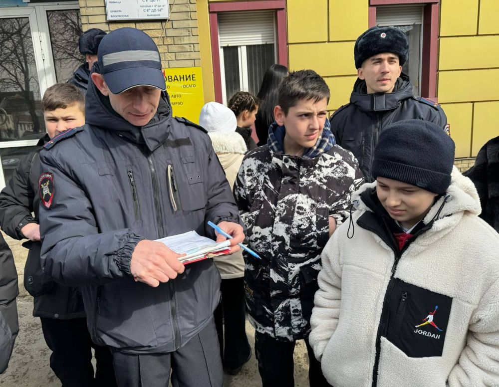 Андрей Рубанцов: Чтобы познакомить юных ровенчан с особенностями службы Госавтоинспекции, начальник ОГИБДД ОМВД России «Ровеньковский» Друпов Максим организовал познавательную экскурсию для отряда ЮИД «Зелёный свет»... Андрей Рубанцов: Чтобы познакомить юных ровенчан с особенностями службы Госавтоинспекции, начальник ОГИБДД ОМВД России «Ровеньковский» Друпов Максим организовал познавательную экскурсию для отряда ЮИД «Зелёный свет»...