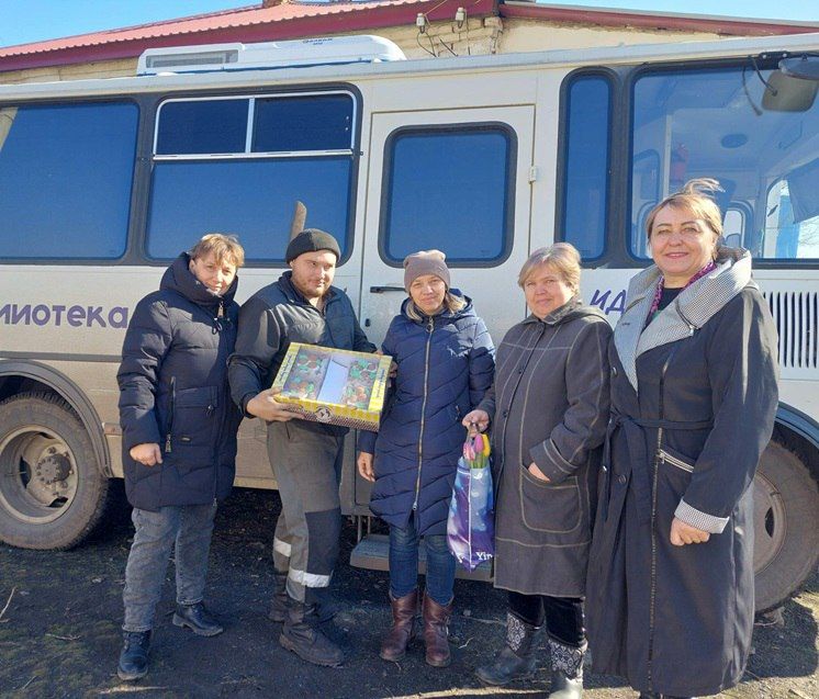 Библиобус подарил праздник жительницам поселка Мирное Библиобус подарил праздник жительницам поселка Мирное