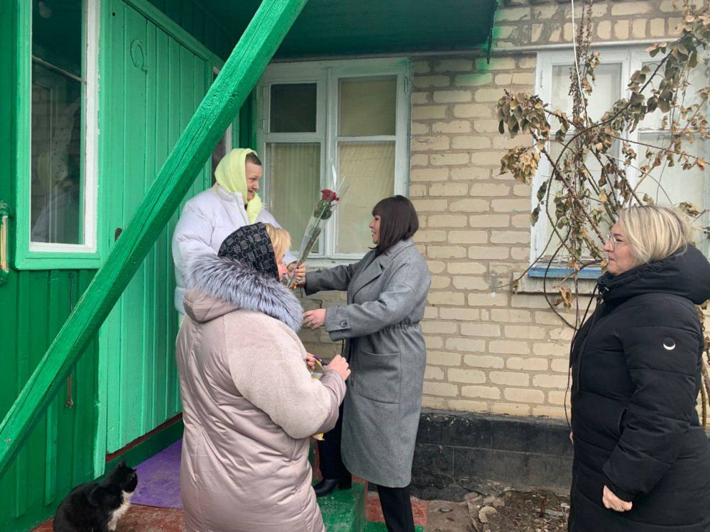 В Беловодском муниципальном округе активистки Женского движения «Единой России» приняли участие в акции «Цветы для мам героев» В Беловодском муниципальном округе активистки Женского движения «Единой России» приняли участие в акции «Цветы для мам героев»