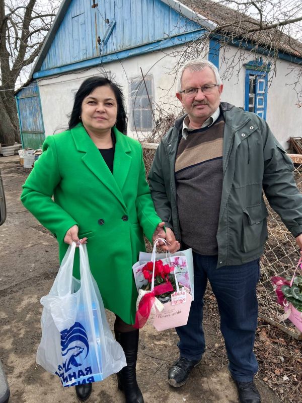 Зинаида Наден: В год Защитника Отечества Координатор партийного проекта Единой России «Российское село» депутат муниципального образования муниципальный округ город Ровеньки Виктория Романенко совместно с председателем... Зинаида Наден: В год Защитника Отечества Координатор партийного проекта Единой России «Российское село» депутат муниципального образования муниципальный округ город Ровеньки Виктория Романенко совместно с председателем...